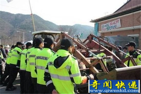 韩星州民众与警方对峙 萨德计划遭当地居民强烈反对