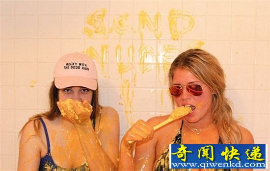 女大学生用通心粉泡澡边洗边吃 密集恐惧症朋友看了要杀人