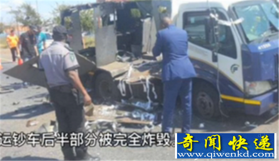 南非运钞车被抢劫 场面火爆运钞车整个炸掉面目全非