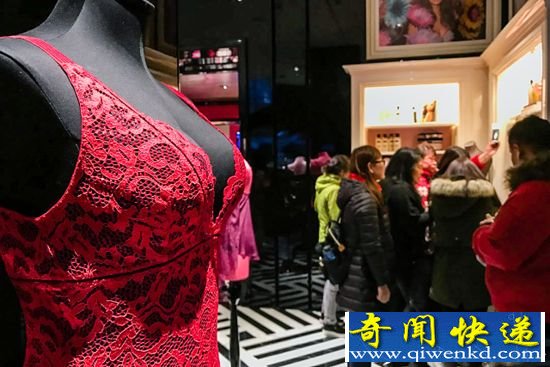 中国首家维密旗舰店落户上海 店内内衣陈列很性感