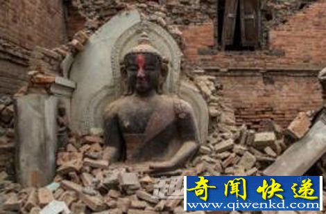 尼泊尔地震诡异画面:佛像竟悲伤转头