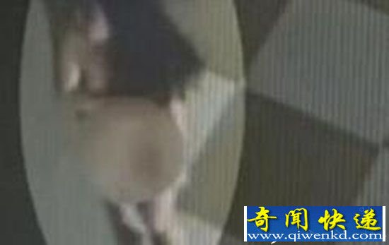 美女遭3男子挟持:敢问你是劫财还是劫色?
