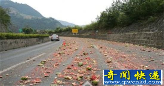 2.5吨西瓜碾成渣 路面满是碎西瓜一片狼藉