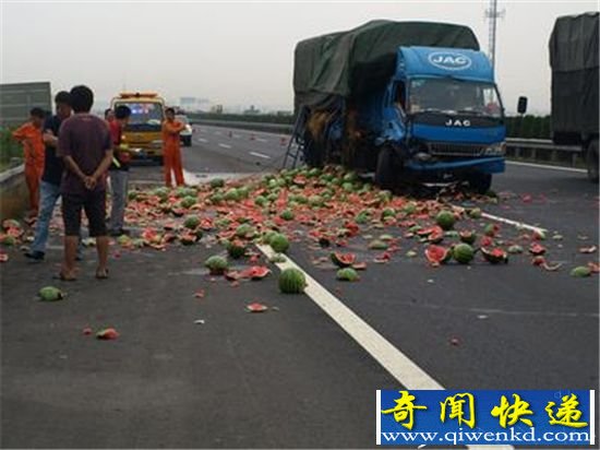 2.5吨西瓜碾成渣 路面满是碎西瓜一片狼藉