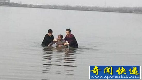 四川警察跳湖救人:不会游泳的情况下救人要紧