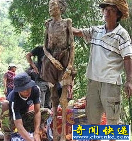 揭秘印尼赶尸真容 驱尸自行前往坟墓