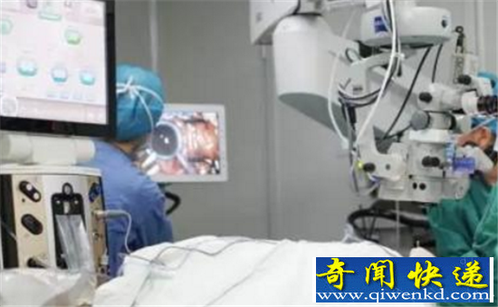 医护员手术室互殴 白大褂拿手术刀也能打架!