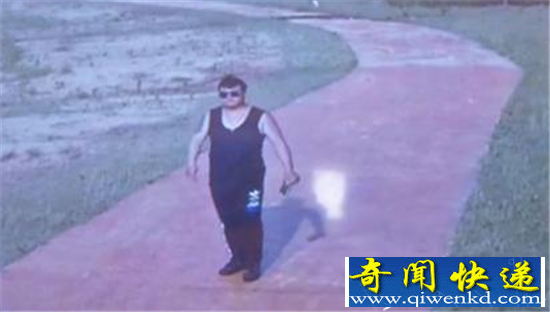 男子豪车坠河淡定上岸喝酒