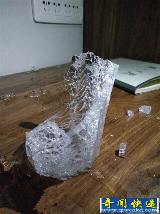 玻璃杯半夜突然爆裂碎片飞进市民头发 宜家称将调查核实
