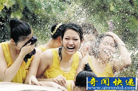 泰国泼水节中国美女湿身走光 场面极其诱惑