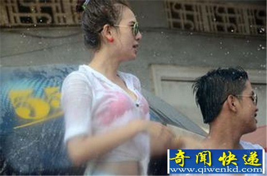 泰国泼水节中国美女湿身走光 场面极其诱惑