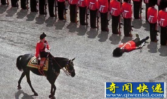 你没见过的历史照片 最早硬盘驱动重达2000磅!