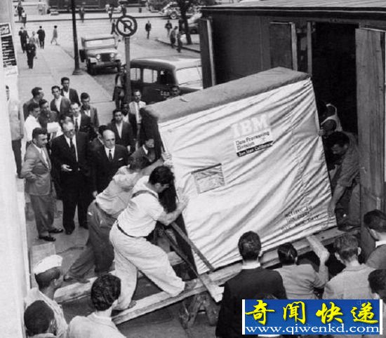你没见过的历史照片 最早硬盘驱动重达2000磅!