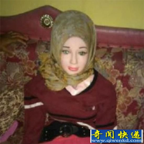 渔民捡到充气娃娃以为是天使 每天供奉