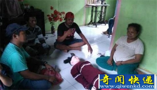 渔民捡到充气娃娃以为是天使 每天供奉