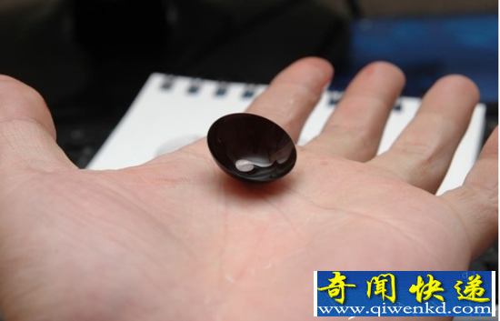 网友试戴这款隐形眼镜后连镜子都不敢照了