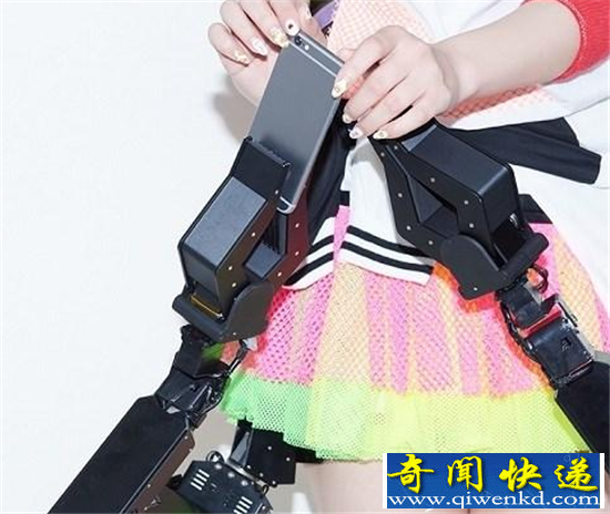妹子裙下突然伸出一只手 不忍直视!