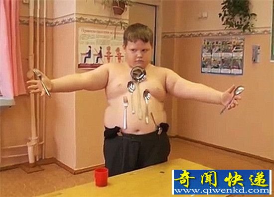 俄罗斯男孩意外遭遇点电击 竟变成了“万磁王”