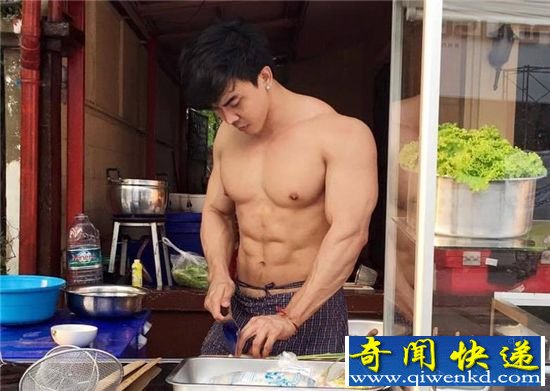 泰国大学面馆拉客似卖身:画风相当奇特