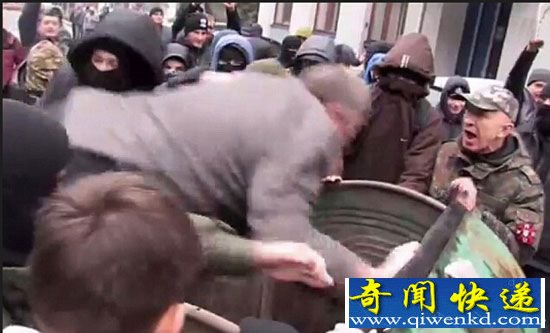 腐败市长遭当街暴打扔垃圾桶 全球腐败官员盘点