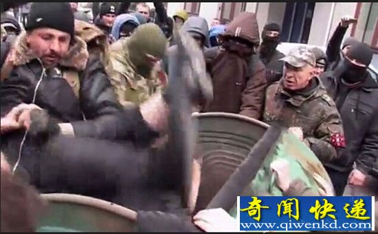 腐败市长遭当街暴打扔垃圾桶 全球腐败官员盘点
