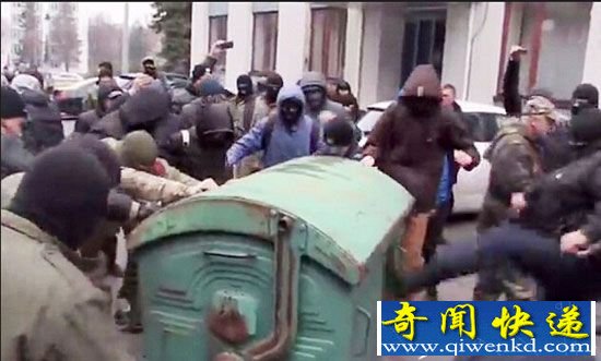 腐败市长遭当街暴打扔垃圾桶 全球腐败官员盘点