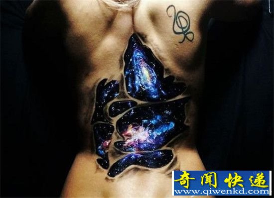美艺术家把女友后背当画布 绘出璀璨3D星空