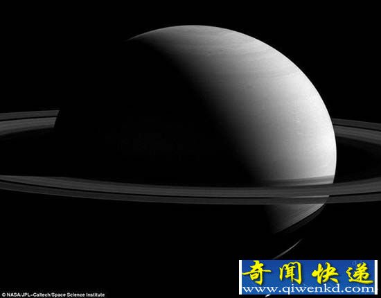 太阳系土星呈现 壮观美丽的土星环及卫星