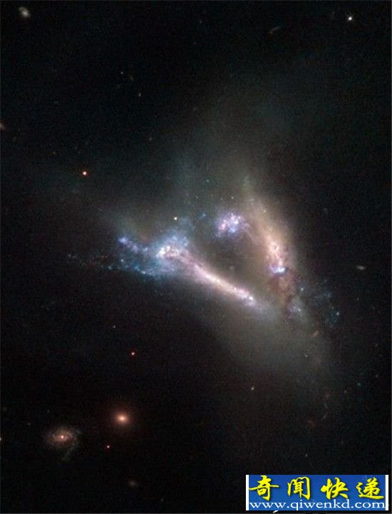 NASA在宇宙中发现V字符号:两个星系交融令人震惊