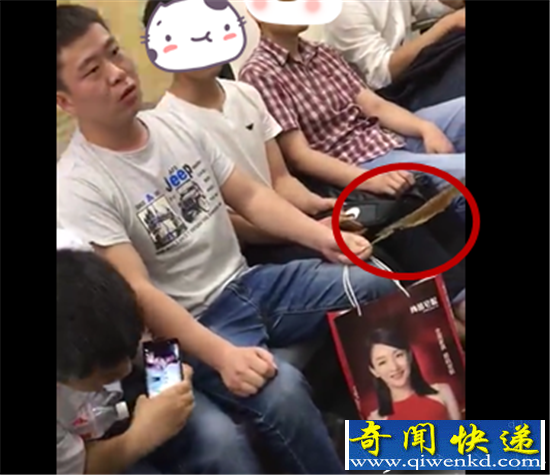 乘地铁鱼刺吐一地 奇葩男子称给他一百块就不吃了