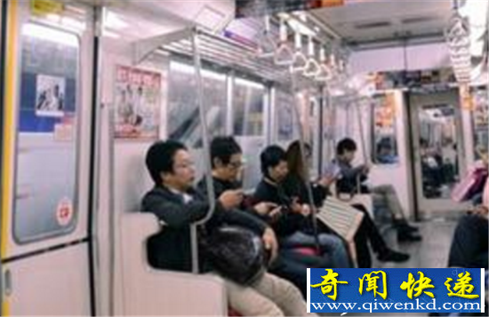 乘地铁鱼刺吐一地 奇葩男子称给他一百块就不吃了