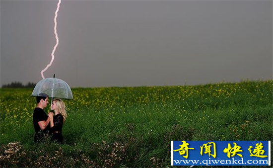 情侣度假遭雷劈中 一死一伤运气衰到爆