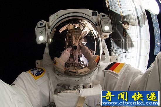 太空宇航员也玩自拍:美宇航员在国际空间站拍照