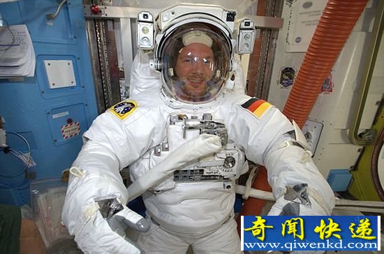 太空宇航员也玩自拍:美宇航员在国际空间站拍照