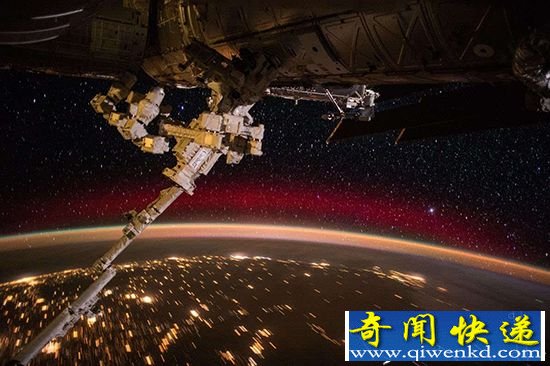 澳大利亚摄影师拍摄国际空间站飞掠月球表面