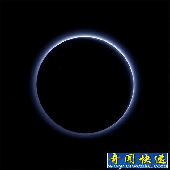 NASA公布冥王星照 现蓝色天空和红色水冰