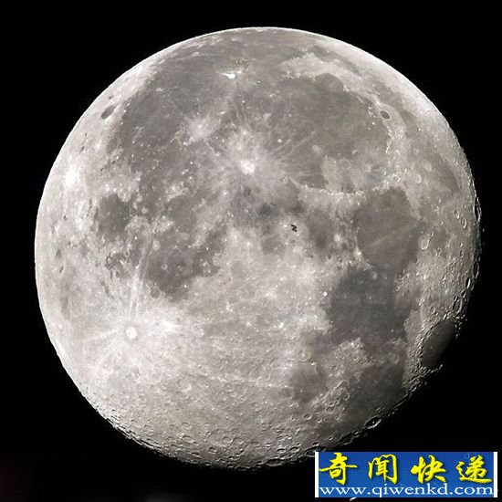 NASA发布国际空间站照片 宇航员飞越月球表面