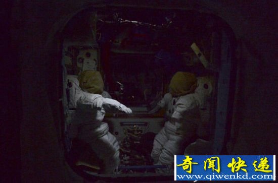 组图:国际空间站宇航员失重下原来这么睡觉