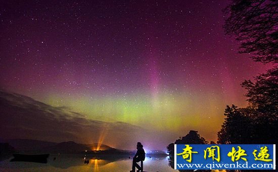 外媒:太阳风暴“击中”地球磁场 带来极光盛宴