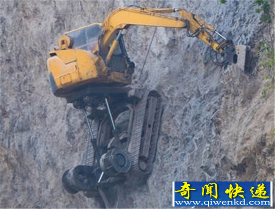 半山飘着挖掘机 挖掘机倒挂金钩一定是蓝翔毕业生干的