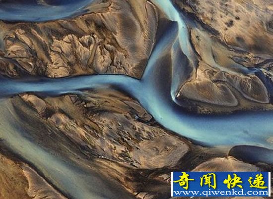法国摄影师俯拍 冰岛冰川魔幻奇景