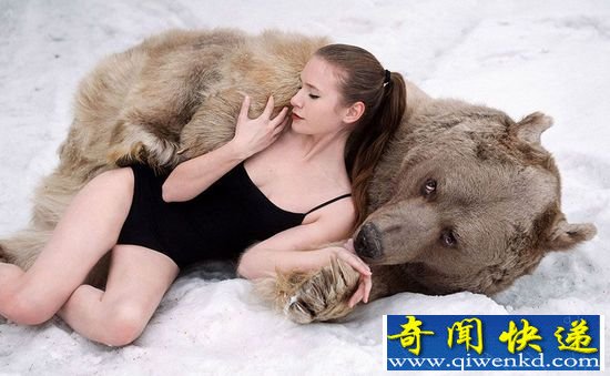 美女与野兽:俄罗斯美女模特雪地里拥抱灰熊