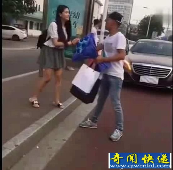男子开奔驰求婚女子拒绝:只愿坐男友的电动车