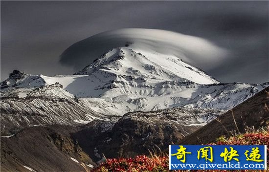 自然奇景:山巅惊现UFO云 简直美翻啦