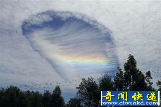 维多利亚天空出现罕见巨型雨幡洞云 美呆了!