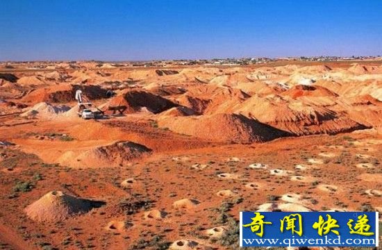 南澳沙漠中突然出现神秘洞穴 里面让人吃惊!