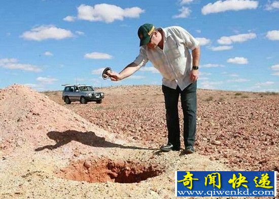 南澳沙漠中突然出现神秘洞穴 里面让人吃惊!