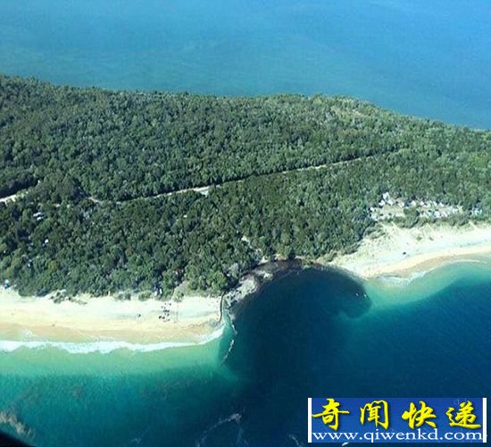 澳海滩突发地面塌陷 现足球场大小水坑