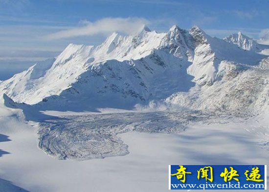 山体滑坡使阿拉斯加巨石 滑落砸出12米深痕