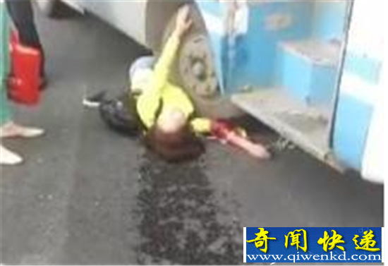 女乘客被甩出公交车遭碾压